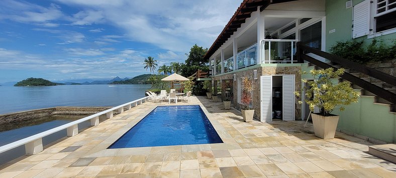 Angra dos Reis by the sea., good for up to 12 people