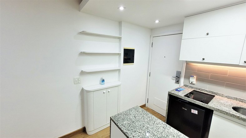 Apartamento com serviços a 300 metros do mar