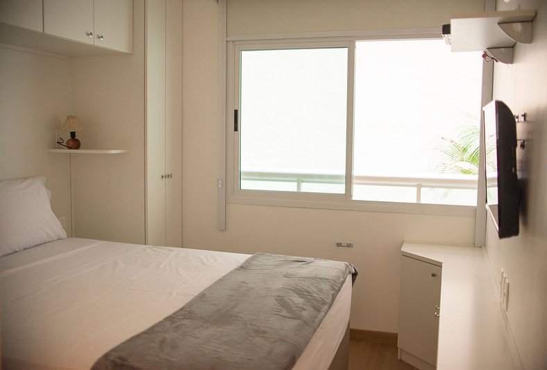 Apartamento com serviços a 300 metros do mar