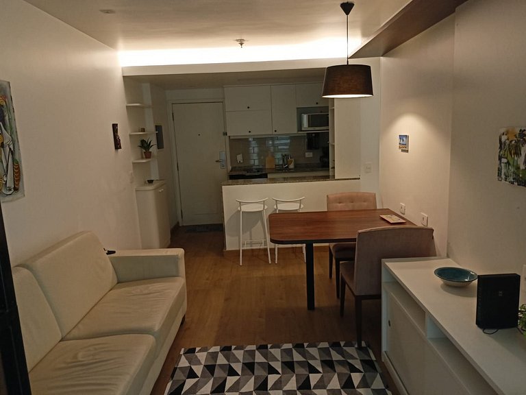 Apartamento com serviços a 300 metros do mar