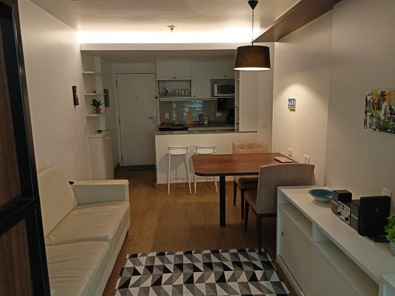 Apartamento com serviços a 300 metros do mar