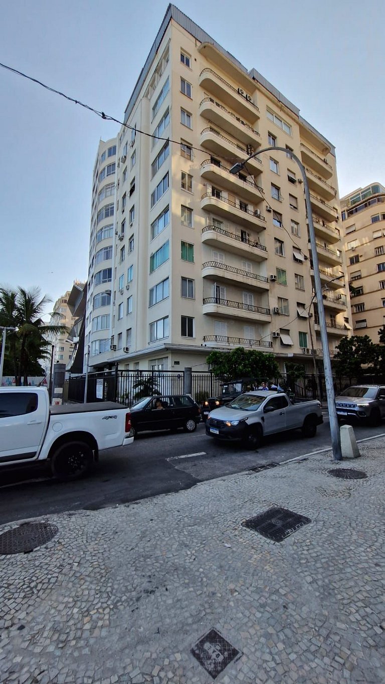 Belo e moderno apartamento frente mar