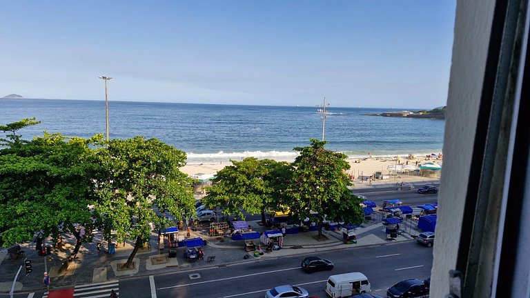 Belo e moderno apartamento frente mar