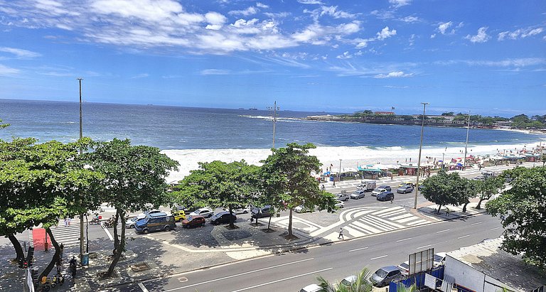 Belo e moderno apartamento frente mar