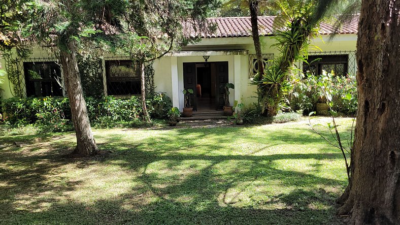 Casa de montanha com piscina e muito verde