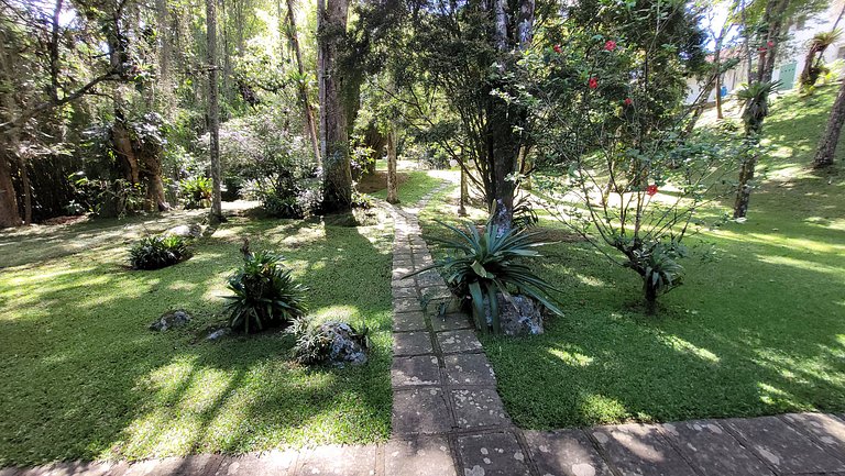 Casa de montanha com piscina e muito verde