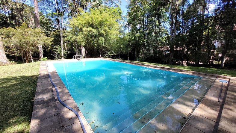 Casa de montanha com piscina e muito verde