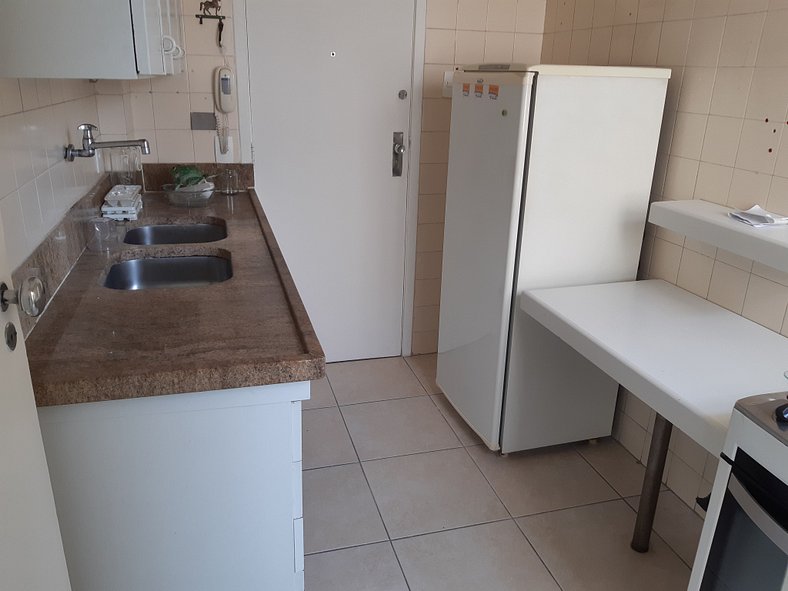 Charmoso apartamento a 1 quadra da praia