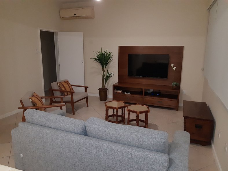 Charmoso apartamento a 1 quadra da praia