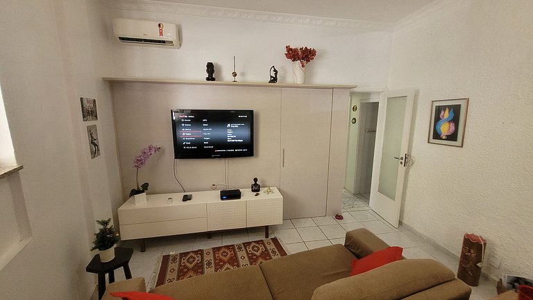 Cozy apartment 2 blocks from Copacabana beach