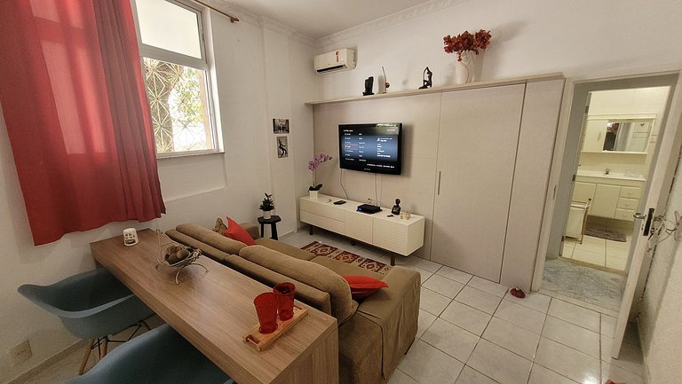 Cozy apartment 2 blocks from Copacabana beach