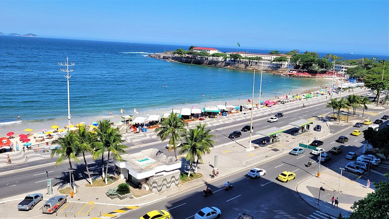 Edificio histórico con vistas al mar de Copacabana