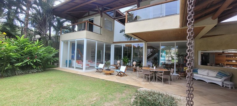 Luxurious house by the ocean