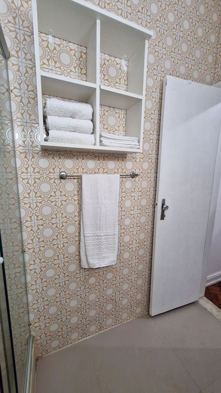 Quarto e sala alguns passos da praia