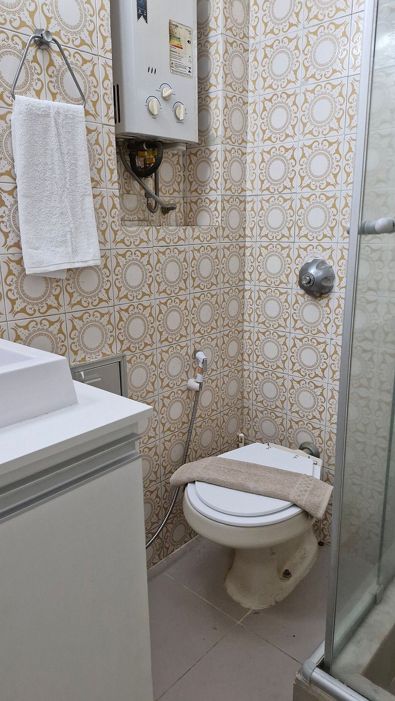 Quarto e sala alguns passos da praia