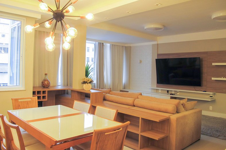 Renovated and roomy apartment 1 block from Copacabana beach